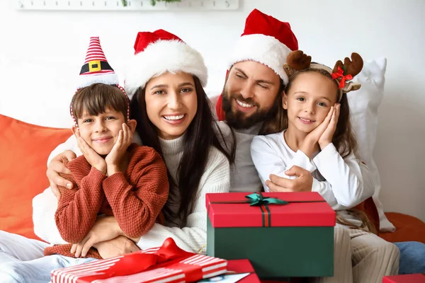 Familia Feliz Con Regalos Navidad Dormitorio — Foto de Stock