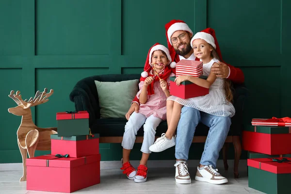 Família Feliz Chapéus Santa Com Presentes Natal Perto Parede Verde — Fotografia de Stock