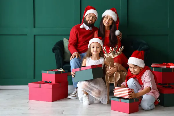 Happy Family Santa Hats Christmas Gifts Green Wall — Stock Photo, Image