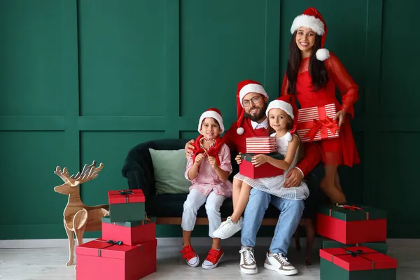 Bonne Famille Chapeaux Noël Avec Des Cadeaux Noël Près Mur — Photo