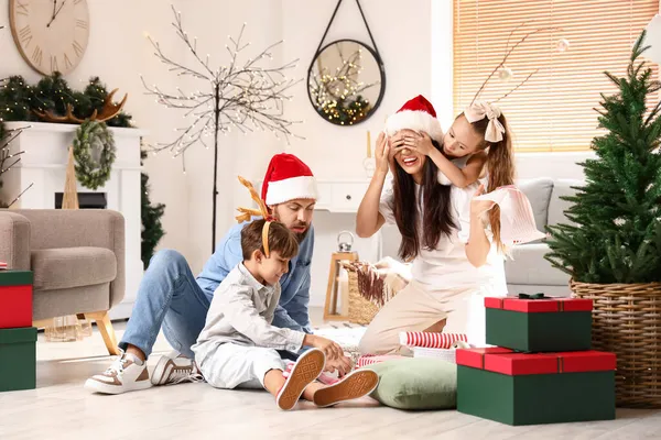 Szczęśliwa Rodzina Cute Małych Dzieci Świętujących Boże Narodzenie Domu — Zdjęcie stockowe