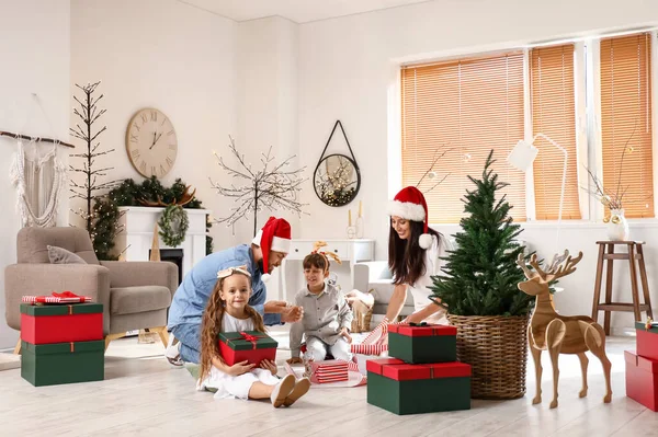 Šťastná Rodina Dárky Slaví Vánoce Doma — Stock fotografie