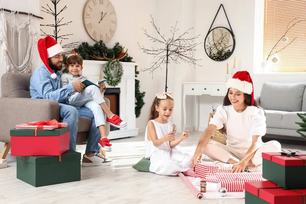 Família Feliz Com Crianças Pequenas Bonitos Comemorando Natal Casa — Fotografia de Stock