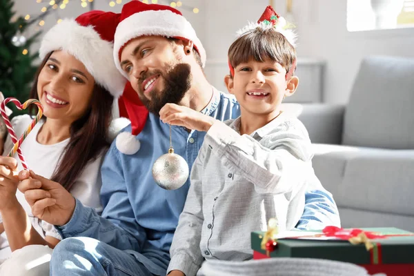 Söt Liten Pojke Firar Jul Med Sina Föräldrar Hemma — Stockfoto