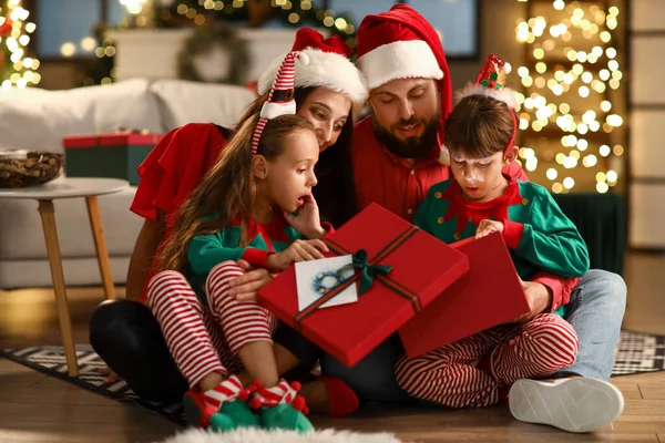 Glad Familj Med Barn Öppnar Present Hemma Julafton — Stockfoto