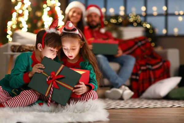 Surprised Little Brother Sister Opening Present Home Christmas Eve — Stock Photo, Image