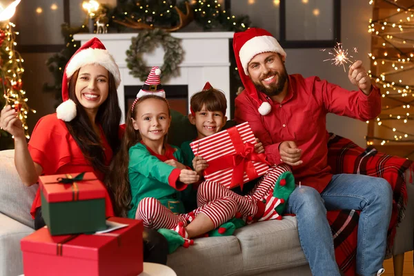 Щаслива Сім Дітьми Блискітками Вдома Напередодні Різдва — стокове фото