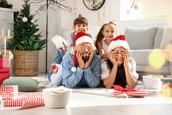 Niños Pequeños Cerrando Los Ojos Sus Padres Casa Víspera Navidad — Foto de Stock