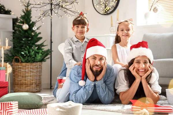 Lycklig Familj Med Söta Små Barn Firar Jul Hemma — Stockfoto