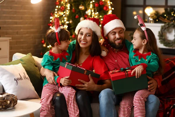 Familia Feliz Con Niños Regalos Casa Nochebuena — Foto de Stock