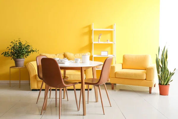 Εσωτερικό Φωτεινό Κίτρινο Τραπεζαρία Τραπέζι — Φωτογραφία Αρχείου