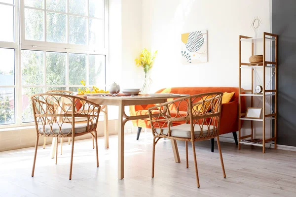 Hasır Sandalyeli Hafif Yemek Odasının Içi — Stok fotoğraf