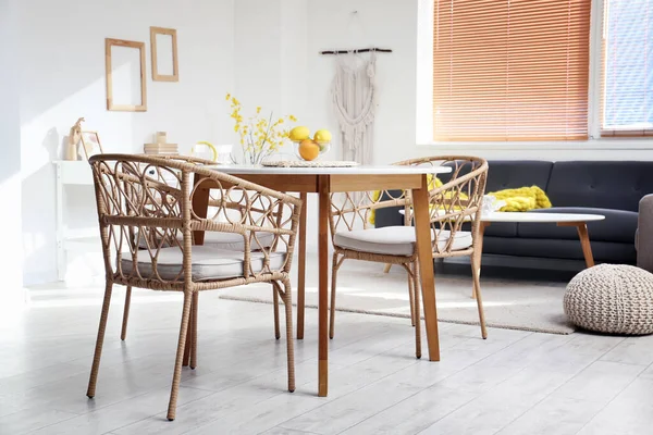Portakallı Yemek Masası Işıklı Odada Hasır Sandalyeler — Stok fotoğraf