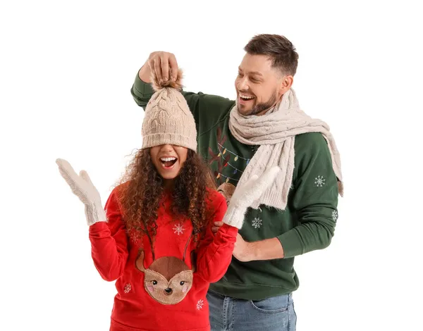 Pareja Feliz Suéteres Navidad Sobre Fondo Blanco — Foto de Stock