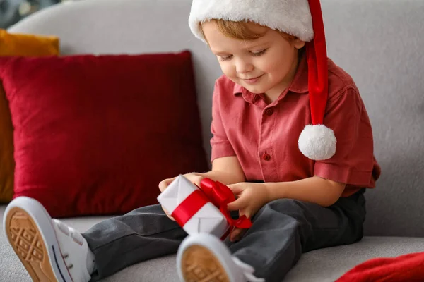 Kleiner Junge Mit Weihnachtsmütze Und Geschenk Heiligabend — Stockfoto