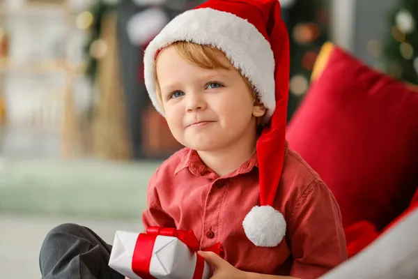 Menino Chapéu Santa Com Presente Casa Véspera Natal — Fotografia de Stock