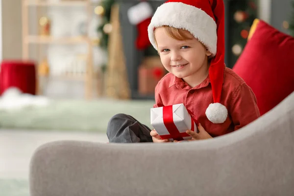 Kleine Jongen Santa Hoed Met Cadeau Thuis Kerstavond — Stockfoto