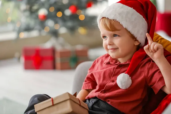 Kleine Jongen Santa Hoed Met Cadeau Thuis Kerstavond — Stockfoto