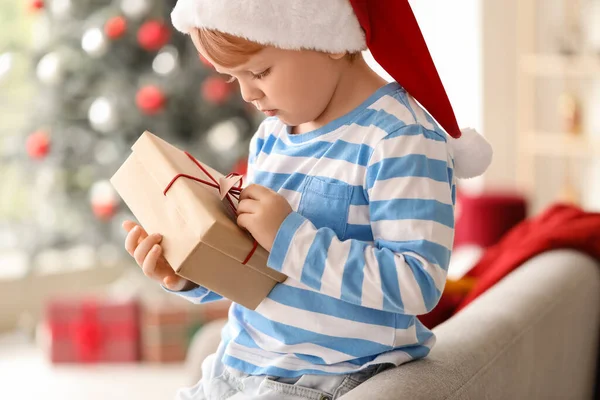 Petit Garçon Dans Chapeau Père Noël Avec Cadeau Maison Veille — Photo