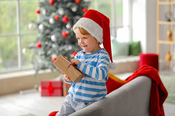 Bambino Cappello Babbo Natale Con Regalo Casa Vigilia Natale — Foto Stock