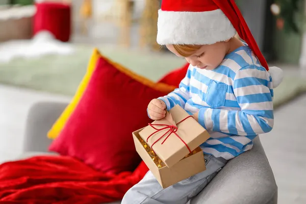 Petit Garçon Dans Chapeau Père Noël Avec Cadeau Maison Veille — Photo