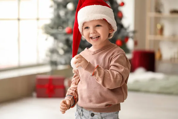 Petit Garçon Dans Chapeau Père Noël Maison Soir Noël — Photo