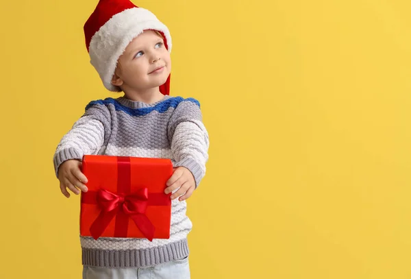 Lustige Kleine Junge Weihnachtsmütze Und Mit Weihnachtsgeschenk Auf Farbigem Hintergrund — Stockfoto