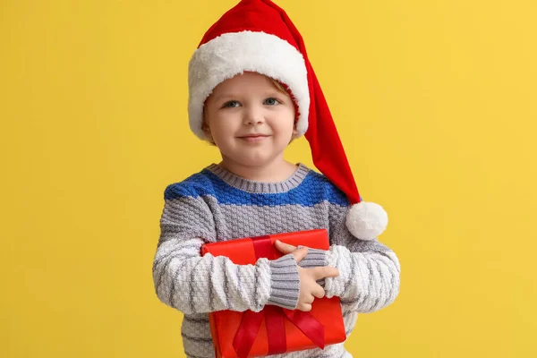 Petit Garçon Drôle Dans Chapeau Père Noël Avec Cadeau Noël — Photo