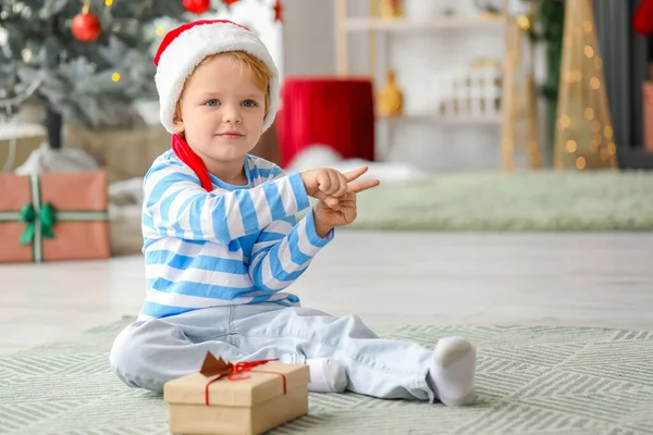 Kleiner Junge Mit Weihnachtsmütze Und Geschenk Heiligabend — Stockfoto