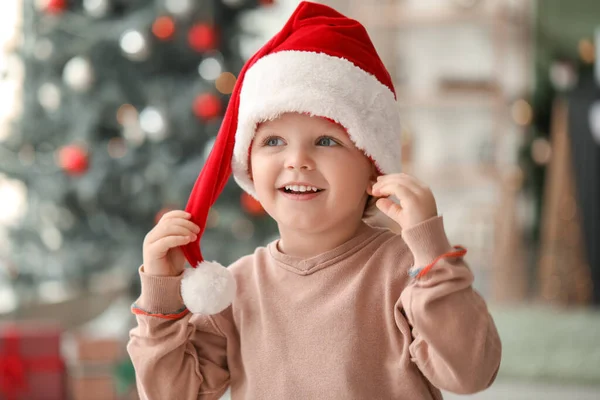 Liten Pojke Tomte Hatt Hemma Julafton — Stockfoto