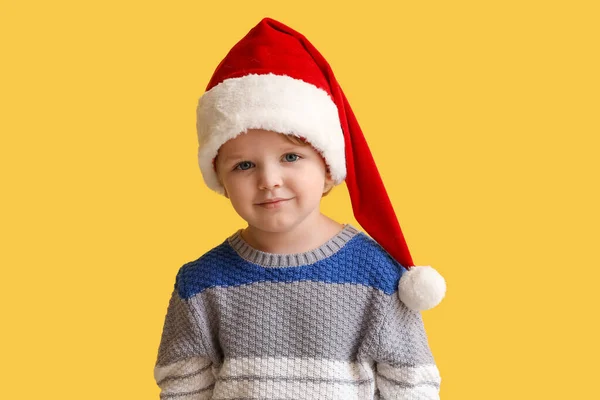 Petit Garçon Drôle Dans Chapeau Père Noël Sur Fond Couleur — Photo