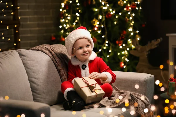 サンタの衣装でかわいい男の子とクリスマスの前夜に自宅で贈り物 — ストック写真