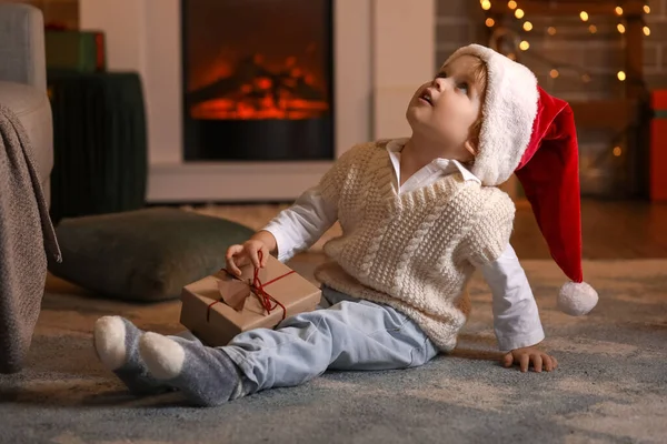 Kleiner Junge Mit Weihnachtsmütze Und Weihnachtsgeschenk Hause — Stockfoto