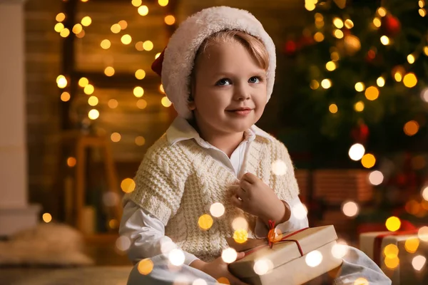 Kleiner Junge Mit Weihnachtsmütze Und Weihnachtsgeschenk Hause — Stockfoto