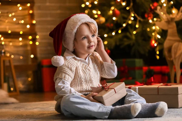 Menino Chapéu Santa Com Presente Natal Casa — Fotografia de Stock