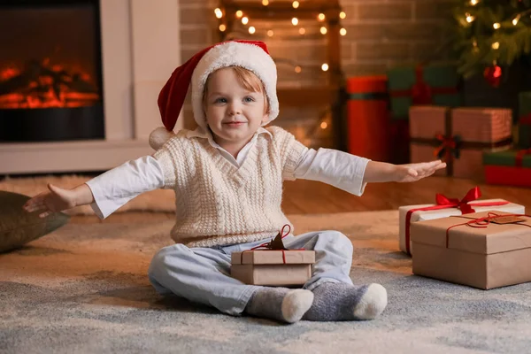 Kleine Jongen Santa Hoed Met Kerstcadeau Thuis — Stockfoto