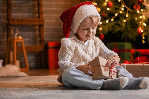 Menino Chapéu Santa Com Presente Natal Casa — Fotografia de Stock