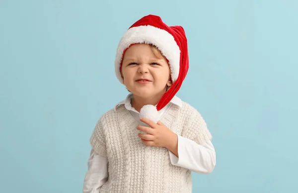 Mały Chłopak Santa Kapelusz Kolorowym Tle — Zdjęcie stockowe