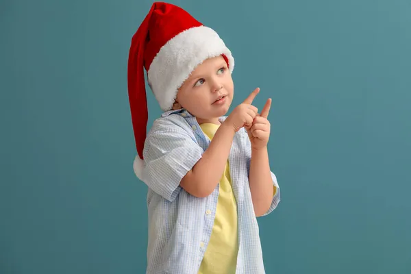 Menino Chapéu Papai Noel Apontando Para Algo Fundo Cor — Fotografia de Stock