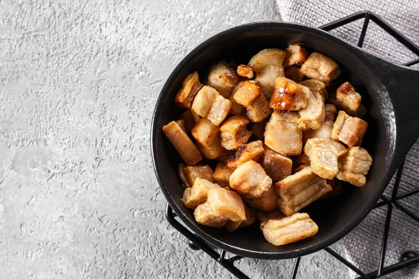 Frying Pan Tasty Cracklings Light Background — Stock Photo, Image
