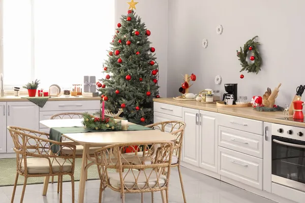 Interieur Van Lichte Keuken Met Kerstboom Eettafel — Stockfoto