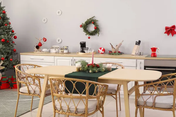 Обідній Стіл Палаючою Свічкою Ялиновими Гілками Кухні Прикрашеними Різдво — стокове фото