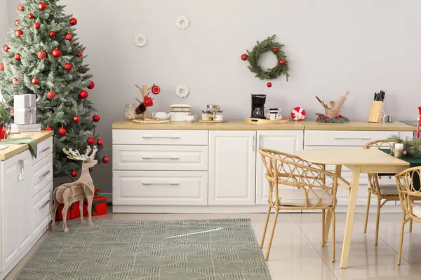 圣诞装饰小厨房的内部 — 图库照片