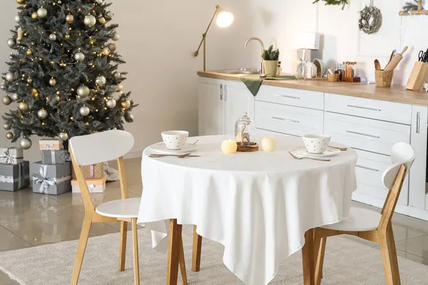 圣诞餐桌 厨房明亮 装饰精美 — 图库照片