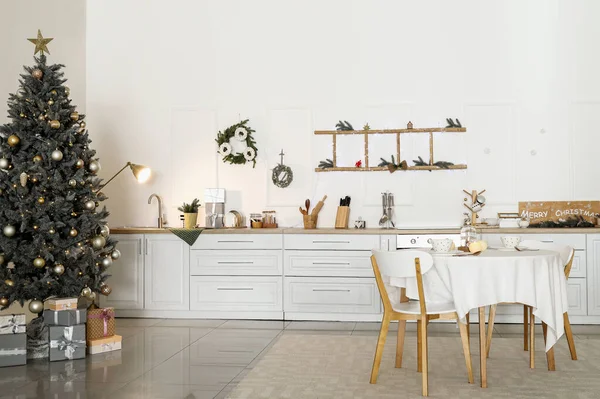 Árbol Navidad Con Regalos Interior Cocina Luz — Foto de Stock