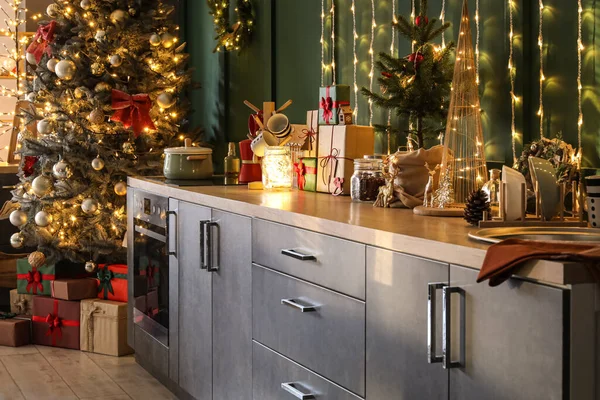 Balcões Cinzentos Com Decoração Natal Luzes Brilhantes Cozinha — Fotografia de Stock