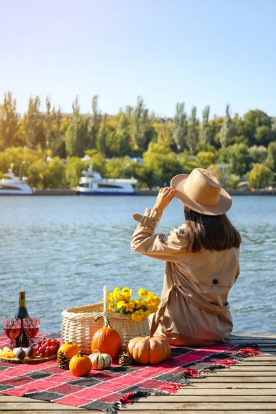Genç Bir Kadın Nehir Kenarında Romantik Bir Piknik Yapıyor — Stok fotoğraf
