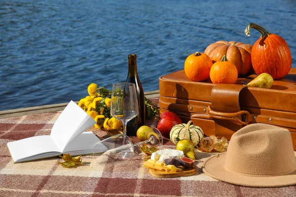 秋天里 在河边举行浪漫野餐的美味佳肴 — 图库照片