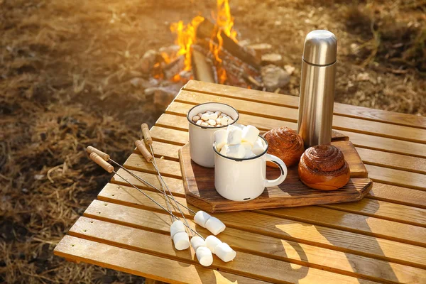 Cups Hot Chocolate Tasty Marshmallows Buns Table Autumn Forest — Stock Photo, Image
