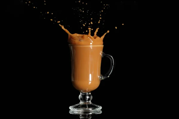 Szklana Filiżanka Smacznej Mrożonej Kawy Rozpryskami Czarnym Tle — Zdjęcie stockowe